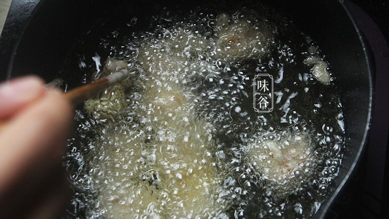 豆瓣鸡,放入锅内炸至金黄后捞出来沥油;