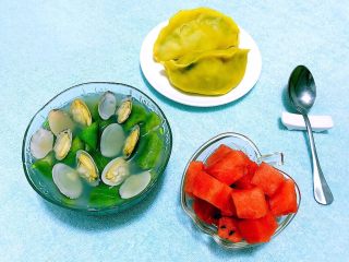 丝瓜蚬子汤,搭配着玉米面包子再餐后来点水果是真对胃啊