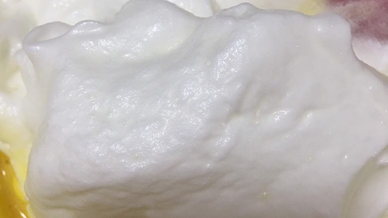 提拉米苏蛋糕,三分之一蛋白放入蛋黄液中