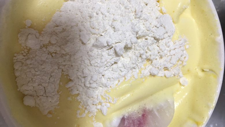 提拉米苏蛋糕,再放入三分之一低粉，翻滚搅拌均匀。