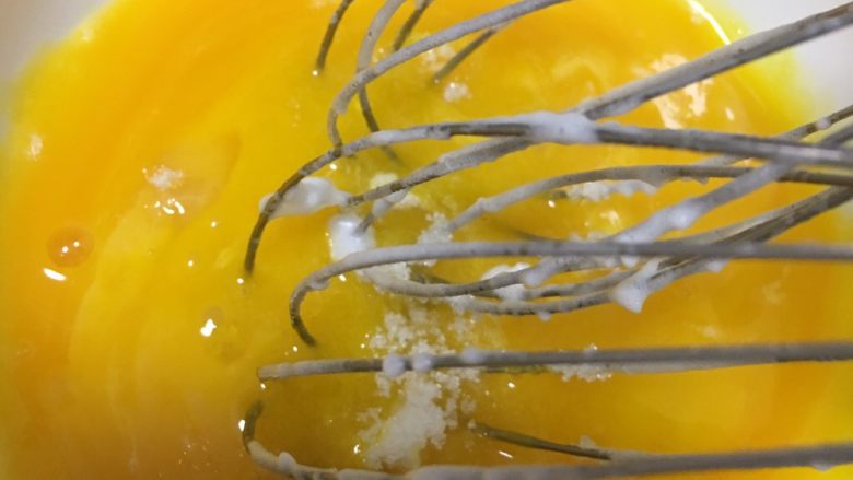 提拉米苏蛋糕,用之前打蛋白的打蛋器把蛋黄打开。