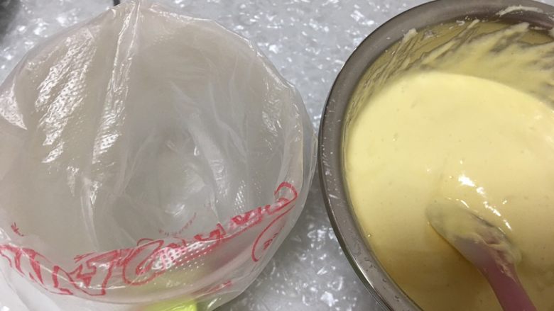 提拉米苏蛋糕,一直这样步骤把蛋白和蛋黄，低粉全部翻滚搅拌均匀。准备好裱花嘴的裱花袋。