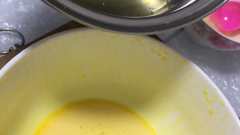 提拉米苏蛋糕,缓缓倒入打发的蛋黄中，快速用搅拌器搅拌！（一定要缓缓地倒入，并且快速搅拌；不然会烫出蛋花）
