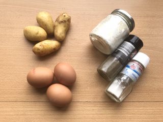 土豆鸟巢和溏心蛋宝宝,食材，就两样。鸡蛋其实两个就够。