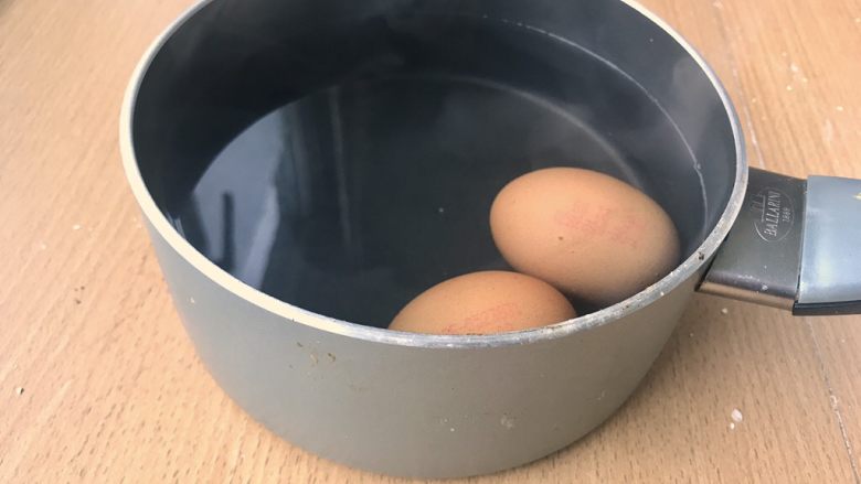 土豆鸟巢和溏心蛋宝宝,土豆丝在炸的过程中，可以准备溏心蛋了。将鸡蛋放入冷水中大火烧开。烧开后数5秒关火移开灶台。