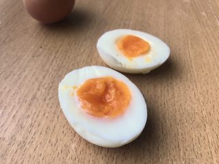 土豆鸟巢和溏心蛋宝宝,此时鸡蛋应该焖好了，冲冷水至不烫手就可以剥开蛋壳，切半。看，完美的溏心蛋！