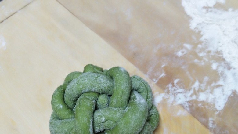绿色菜汁,把面团分成几个剂，切成长条呈十字型，一个压一个编制成品