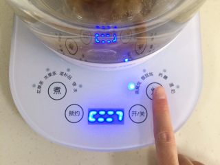 桃胶雪燕皂角米羹,启动“燕窝炖”功能，炖煮时间为1小时。