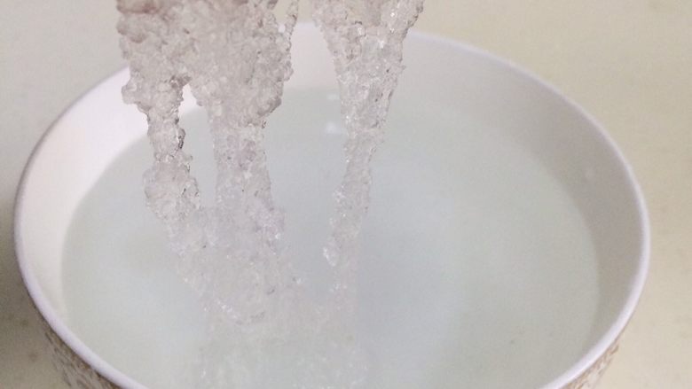 桃胶雪燕皂角米羹,把雪燕杂质挑出来，用清水冲洗干净。