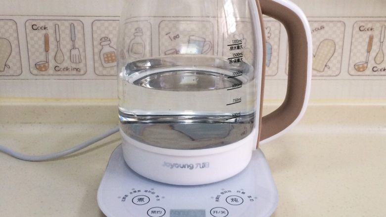 桃胶雪燕皂角米羹,在养生壶内加入1000—1200毫升的水。
