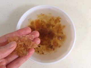 桃胶雪燕皂角米羹,把泡发好的桃胶去掉杂质，冲洗干净。