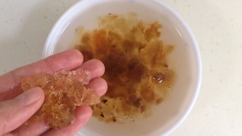 桃胶雪燕皂角米羹,把泡发好的桃胶去掉杂质，冲洗干净。