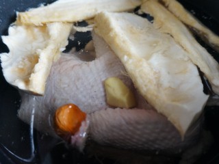 榴莲炖鸡汤,将榴莲白瓤切出来，榴莲肉和核分开，把核和姜还有放入锅里