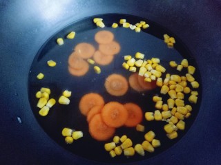 #时令蔬菜#荷塘月色小炒,玉米粒和胡萝卜片焯水: 水烧开后倒入两种蔬菜，30秒捞出，淋干水份。