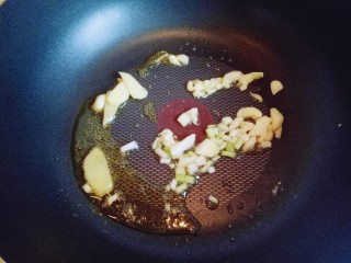 #时令蔬菜#荷塘月色小炒,锅中加入油，油温7成时加入葱姜蒜炒香。