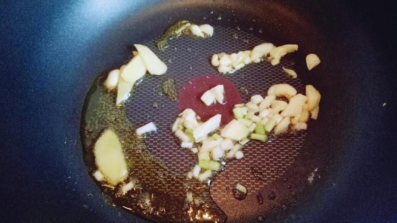 #时令蔬菜#荷塘月色小炒,锅中加入油，油温7成时加入葱姜蒜炒香。