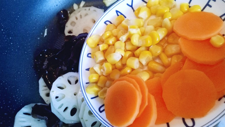 #时令蔬菜#荷塘月色小炒,加入胡萝卜片和玉米粒。