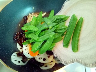 #时令蔬菜#荷塘月色小炒,最后加入荷兰豆。