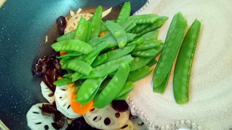 #时令蔬菜#荷塘月色小炒,最后加入荷兰豆。