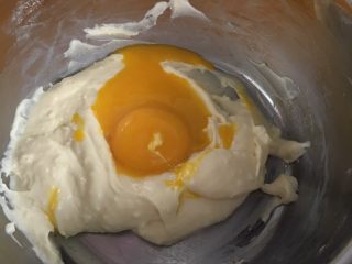 日式半熟芝士,最后加入蛋黄，此时可以关火，用余热给蛋黄杀菌即可