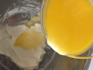 日式半熟芝士,奶酪软化至顺滑后，加入一点黄油牛奶液体，继续搅拌，混合均匀后再加入下一次