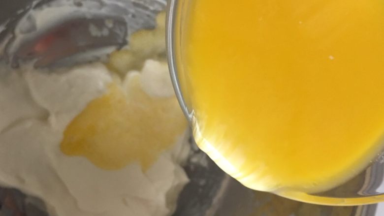 日式半熟芝士,奶酪软化至顺滑后，加入一点黄油牛奶液体，继续搅拌，混合均匀后再加入下一次