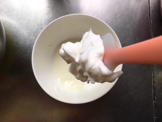 宝宝零食酸奶溶豆,取1/3蛋白加入之前混合好的酸奶糊中（刮刀带着蛋白直立蛋白也不会流动哦），然后手法是翻拌或者切拌均匀。
翻拌：刮刀两点方向进入，八点方向贴盆翻出，每翻一次逆时针转动一次打蛋盆。
切拌：刮刀中间进入向下划到六点位置贴盆八点位置拌出，就是“J”形，同样也逆时针转动蛋盆。
刮刀进入蛋白翻拌或切拌时都要到盆底，不能表面拌。