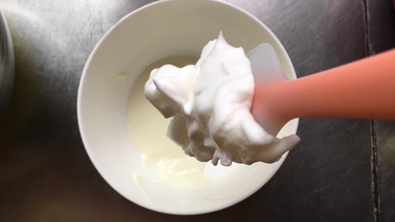 宝宝零食酸奶溶豆,取1/3蛋白加入之前混合好的酸奶糊中（刮刀带着蛋白直立蛋白也不会流动哦），然后手法是翻拌或者切拌均匀。
翻拌：刮刀两点方向进入，八点方向贴盆翻出，每翻一次逆时针转动一次打蛋盆。
切拌：刮刀中间进入向下划到六点位置贴盆八点位置拌出，就是“J”形，同样也逆时针转动蛋盆。
刮刀进入蛋白翻拌或切拌时都要到盆底，不能表面拌。