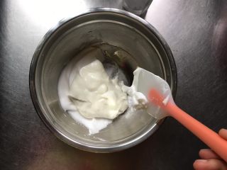 宝宝零食酸奶溶豆,混合后一起倒入剩余2/3的蛋盆中，同样翻拌或切拌的手法混合均匀，速度要快。