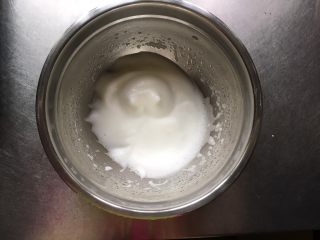 宝宝零食酸奶溶豆,打至出现纹路放1/3糖，继续高速打发。