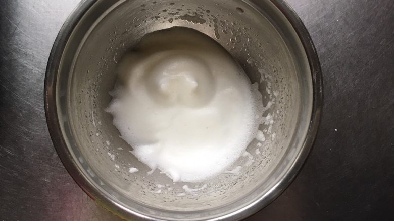 宝宝零食酸奶溶豆,打至出现纹路放1/3糖，继续高速打发。