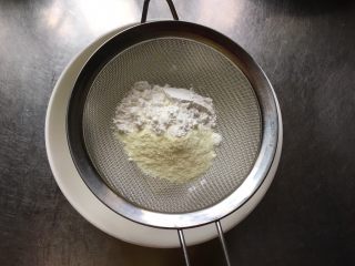 宝宝零食酸奶溶豆,将奶粉和玉米淀粉一起筛入酸奶中。