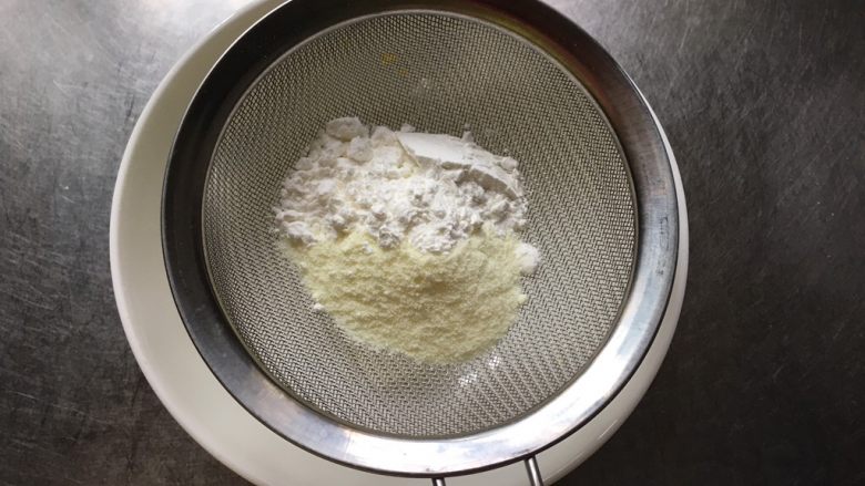 宝宝零食酸奶溶豆,将奶粉和玉米淀粉一起筛入酸奶中。