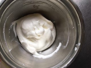 宝宝零食酸奶溶豆,混合好之后的溶豆糊可以看到依然有纹理的，这样才可以出好看的花纹。