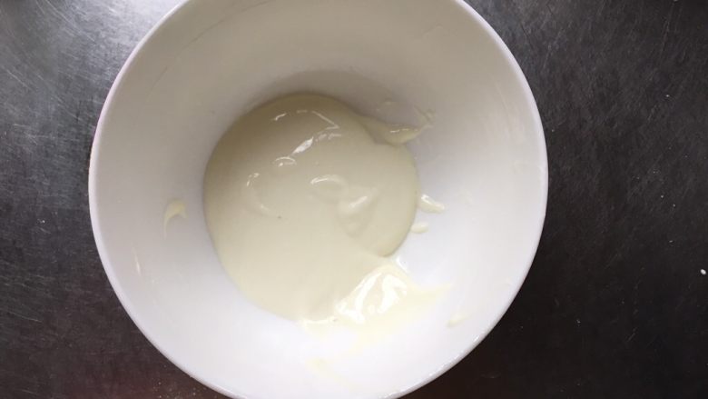 宝宝零食酸奶溶豆,刮刀混合均匀，没有手法，只要均匀混合。然后备用，也可以放入冷藏备用。