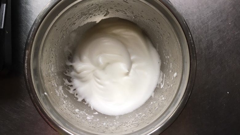 宝宝零食酸奶溶豆,打至纹路稍清晰加入最后1/3糖，继续打发。