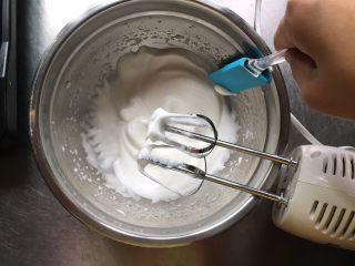 宝宝零食酸奶溶豆,打几下糖和蛋白融合，用刮刀将飞溅在盆壁的蛋白刮至中间，为的全都可以打到。然后打蛋器转低速继续打发，低速为了消除蛋白中的大气泡，使蛋白更细腻。