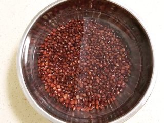 适合三高人士的无糖无油红豆沙,注意红豆的变化：红豆提前用纯净水泡上，水量是红豆的双倍，泡的时间是一整个晚上