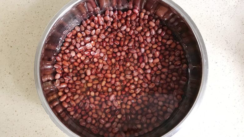适合三高人士的无糖无油红豆沙,注意红豆的变化：第二天早上，红豆吃饱了水分，变的软了一些，同时也变的饱满了，这时的红豆完全泡开了，可以煮红豆了