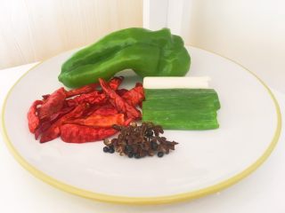 豆瓣鸡 中餐厅版,将青椒，红辣椒，花椒，大葱洗干净备用