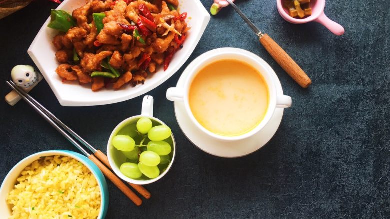 豆瓣鸡 中餐厅版,一个人也要吃好，黄金炒饭，胡萝卜牛奶汤，一份水果，一份酱菜，配上豆瓣鸡，完美。