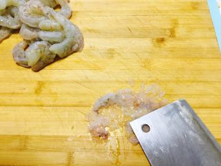 🦐水晶虾饺🦐,取三分之二的虾 刀背把虾拍成泥
留三分之一的虾 切成大丁