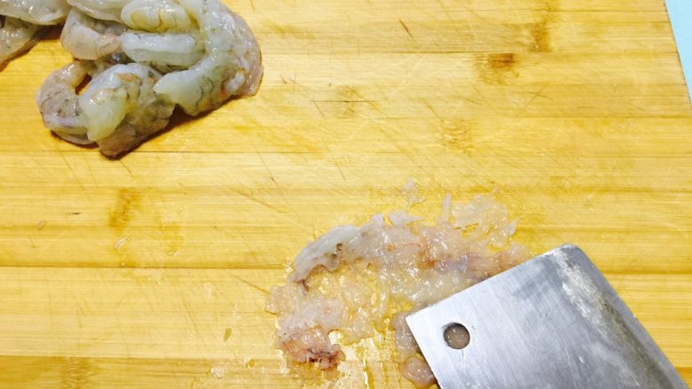 🦐水晶虾饺🦐,取三分之二的虾 刀背把虾拍成泥
留三分之一的虾 切成大丁