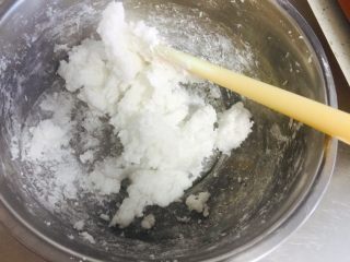 🦐水晶虾饺🦐,沸水到在二粉上 快速用刮板拌匀 稍稍放凉 用手在加入20克的土豆淀粉