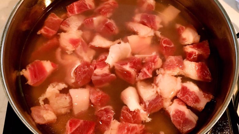 梅花肉烧土豆,锅里加入冷水，放入肉块，水开后焯水3分钟