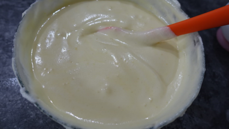斑马条纹戚风蛋糕（超详细8寸版）,将翻拌好的蛋黄糊倒入剩余的蛋白霜里，翻拌均匀，