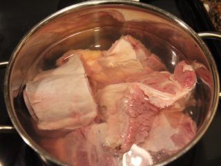 酱牛肉,牛腱子切块，冷藏24小时泡血，换3边水