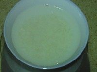 白粥,用清水淘洗一遍，加适量水浸泡30分钟