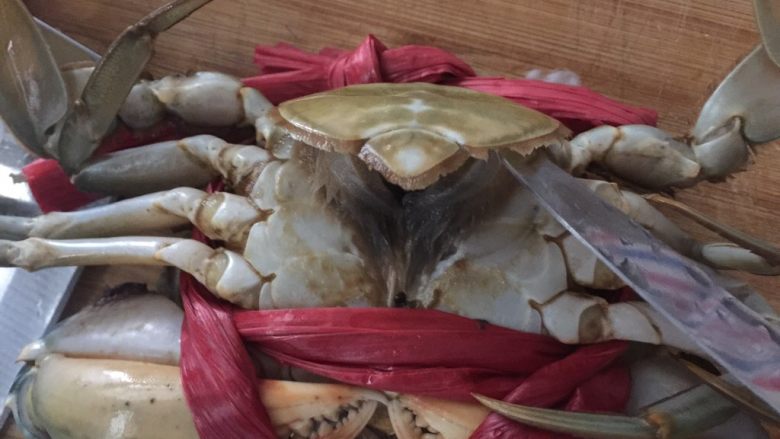 咖喱蟹意面,然后用小刀在蟹的底部撬开，用小刀捅死