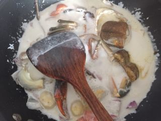 咖喱蟹意面,再放入咖喱块翻拌均匀炖煮2分钟